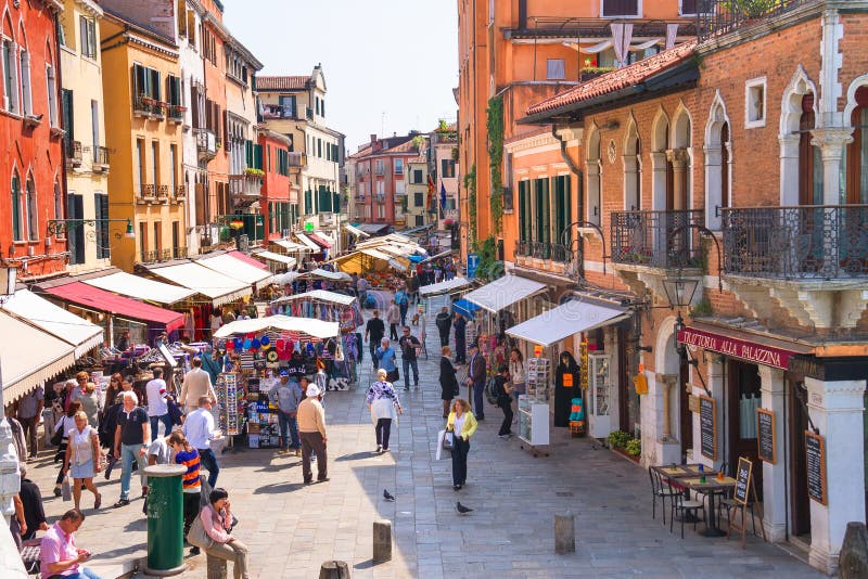 Commerce animé sur le marché un des rues de Venise, Italie