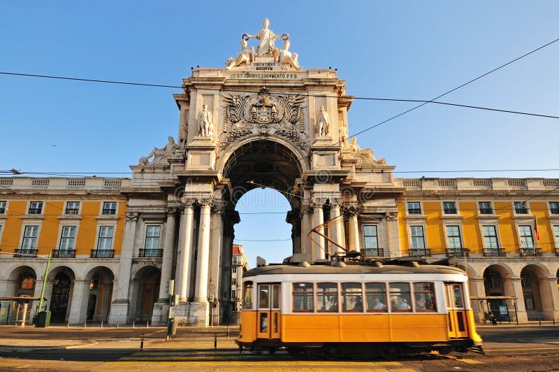 Il Praa fare Comrcio (Piazza del Commercio), situato nella città di Lisbona, in Portogallo.