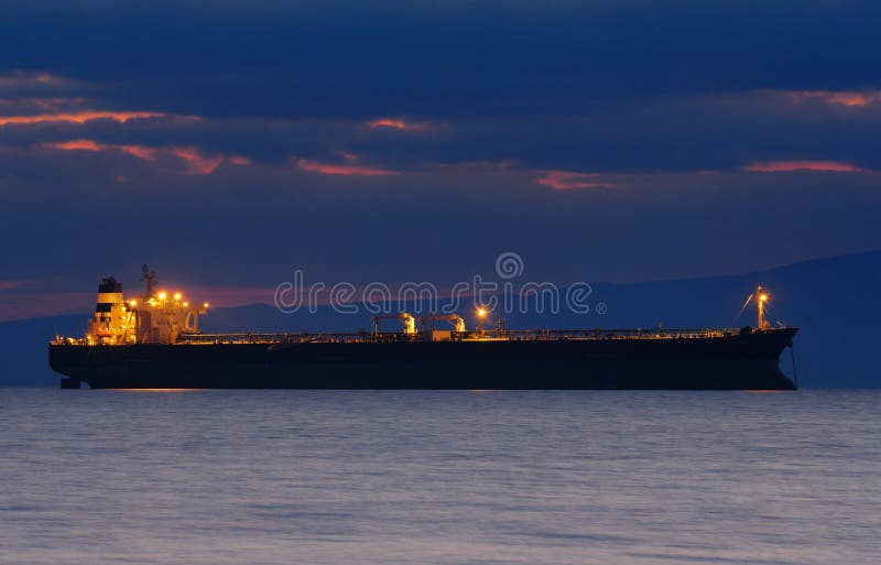 Imagen de iluminado empresario barco sobre el oscuridad.