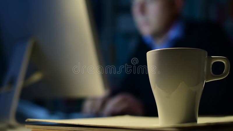 Commerciante che lavora fino a tardi e tazza di caffè