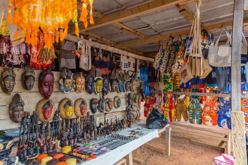 Commerciante di arti del bordo della strada lungo una via a Yamoussoukro Costa d'Avorio Costa d'Avorio Africa occidentale