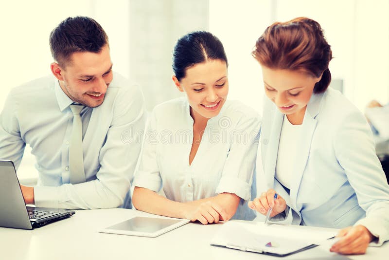 Commercieel Team dat in Bureau werkt stock fotografie Commercieel Team dat in Bureau werkt stock fotografie