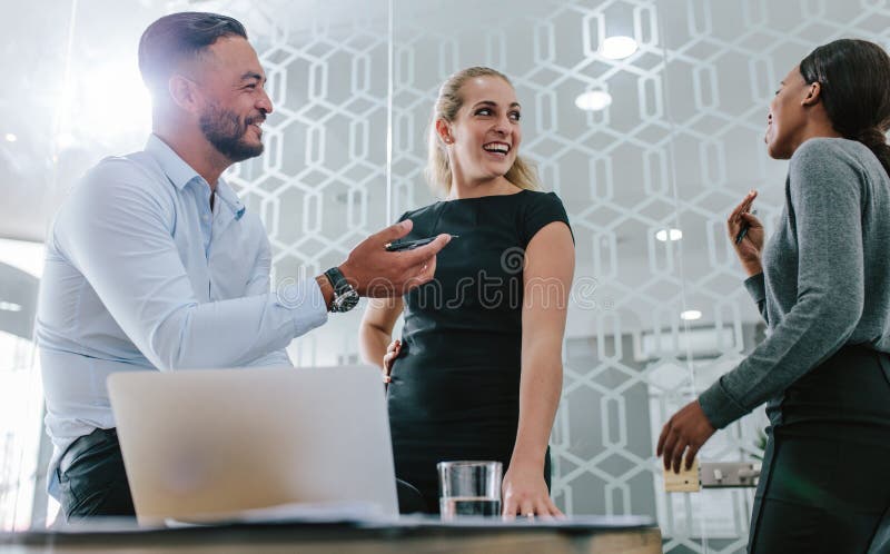 Commercieel team die een toevallige bespreking hebben tijdens vergadering royalty-vrije stock fotografie Commercieel team die een toevallige bespreking hebben tijdens vergadering royalty-vrije stock fotografie
