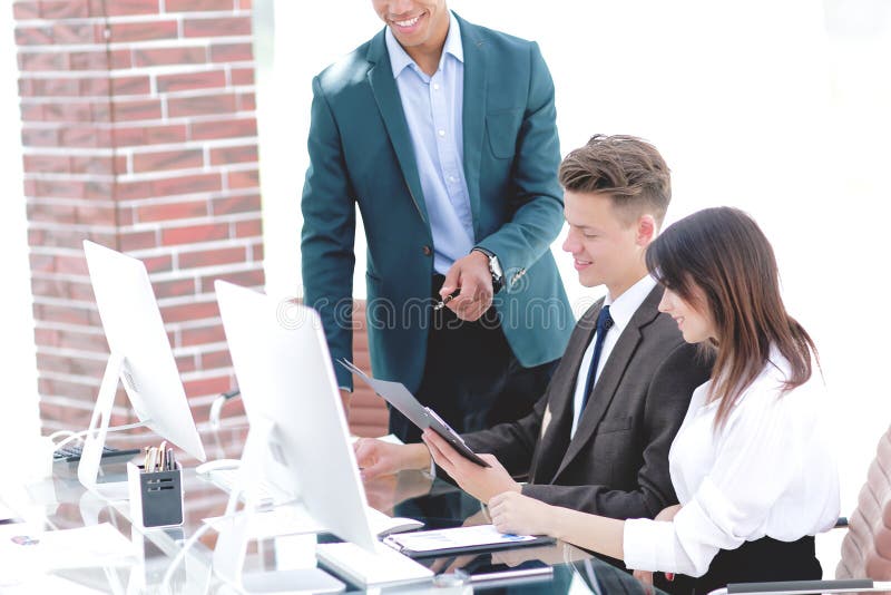 Commercieel team die met documenten in een modern bureau werken royalty-vrije stock afbeelding Commercieel team die met documenten in een modern bureau werken royalty-vrije stock afbeelding