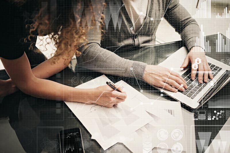 Commercieel vergaderingsconcept Werkend het investeringsproject modern bureau van de Businessmansbemanning Het gebruiken van eige stock afbeelding Commercieel vergaderingsconcept Werkend het investeringsproject modern bureau van de Businessmansbemanning Het gebruiken van eige stock afbeelding