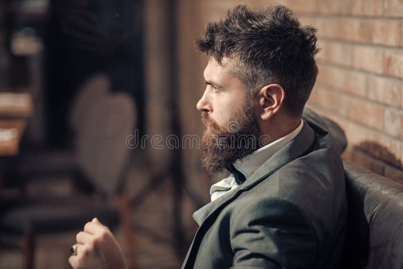 Commercio sul andare Il cliente sicuro della barra si siede in caffè Uomo d'affari con la barba lunga nel club del sigaro Riunion immagini stock Commercio sul andare Il cliente sicuro della barra si siede in caffè Uomo d'affari con la barba lunga nel club del sigaro Riunion immagini stock