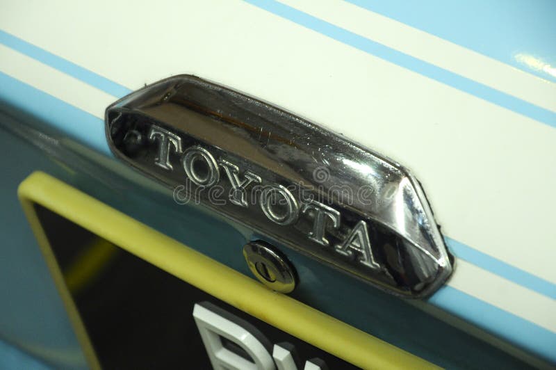Commerciële het merkembleem en emblemen van TOYOTA bij het autolichaam royalty-vrije stock foto's Commerciële het merkembleem en emblemen van TOYOTA bij het autolichaam royalty-vrije stock foto's
