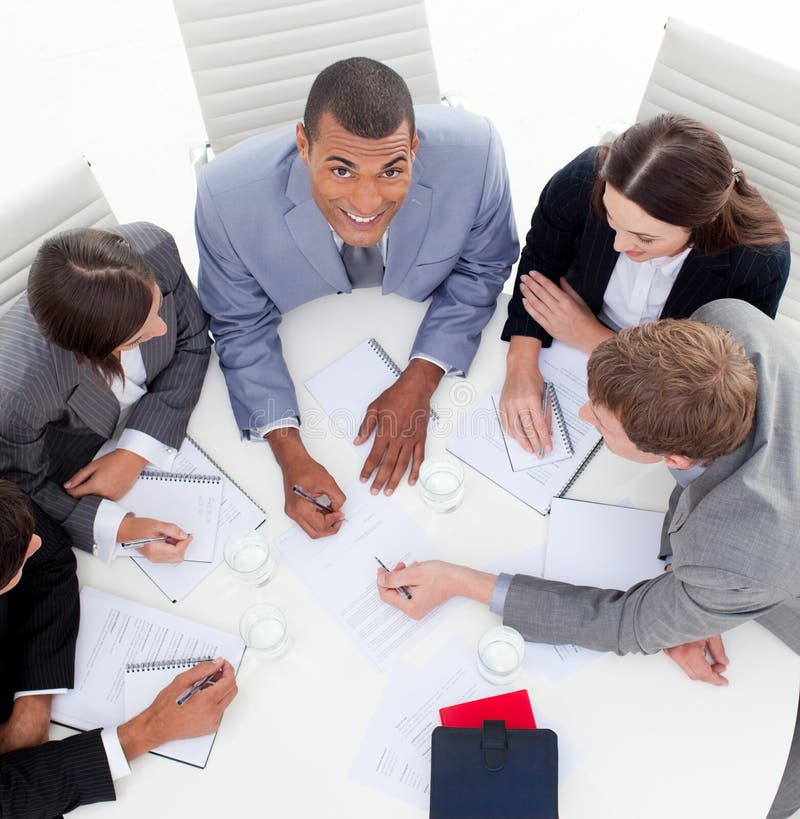 Commerciële teamzitting rond een conferentielijst royalty-vrije stock afbeelding Commerciële teamzitting rond een conferentielijst royalty-vrije stock afbeelding