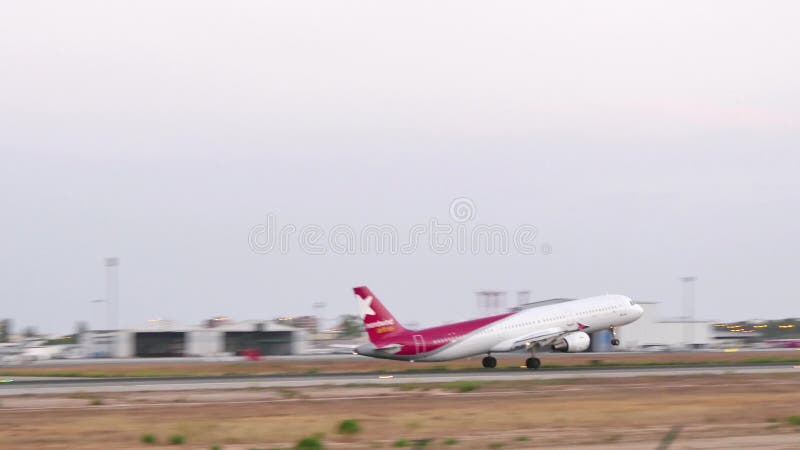 Commerciële Turbojet die bij Majorca-Luchthaven opstijgen