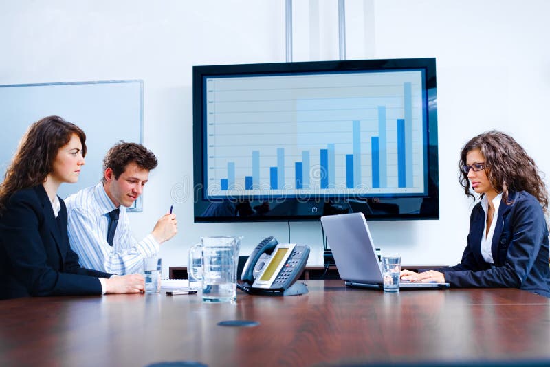 Commerciële vergadering bij raadsruimte stock afbeeldingen Commerciële vergadering bij raadsruimte stock afbeeldingen