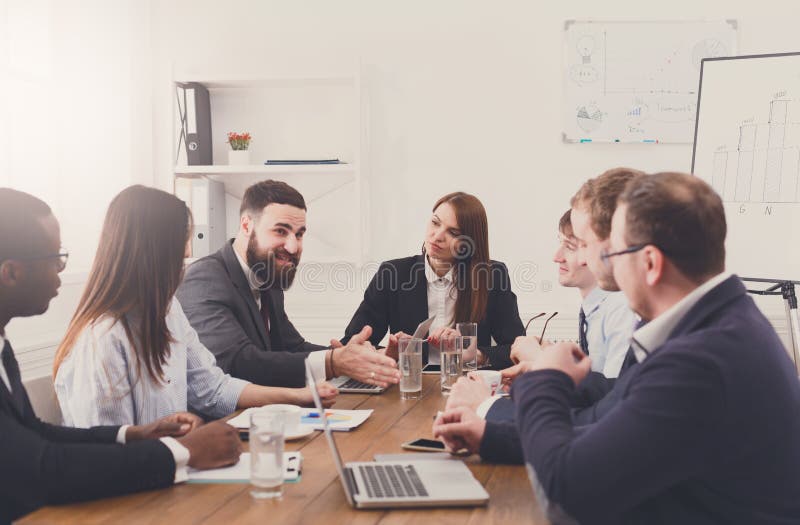 Commerciële vergadering Jong multi-etnisch team in modern bureau royalty-vrije stock afbeeldingen
