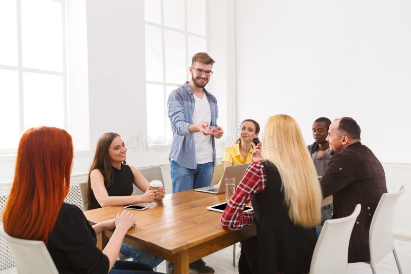 Commerciële vergadering Jong team in modern bureau royalty-vrije stock foto's
