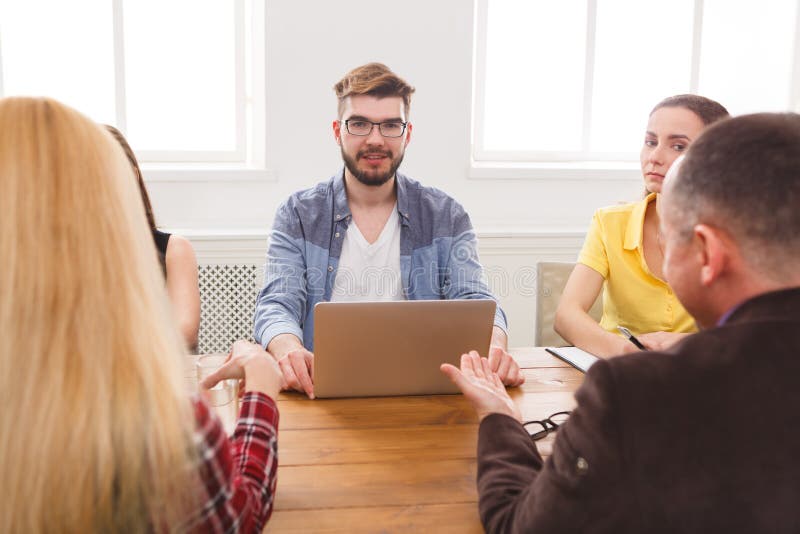 Commerciële vergadering Jong team in modern bureau royalty-vrije stock foto