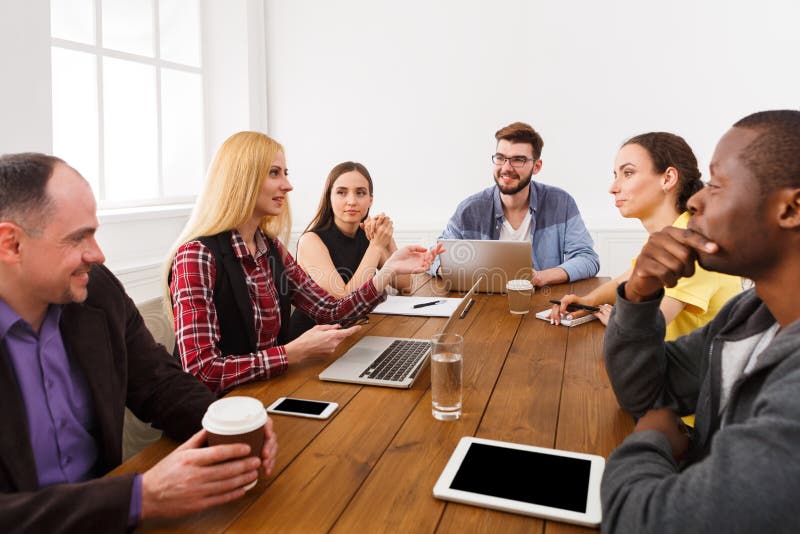 Zakelijke bijeenkomst. Jong team in een modern kantoor royalty-vrije stock afbeeldingen