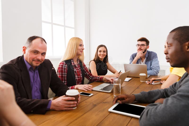Commerciële vergadering Jong team in modern bureau royalty-vrije stock afbeelding