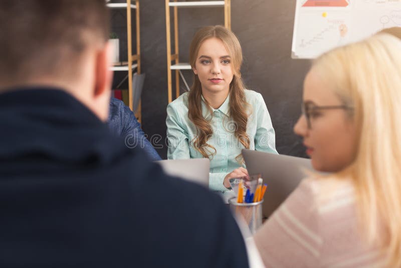 Zakelijke bijeenkomst. Jong team in modern kantoor stock foto