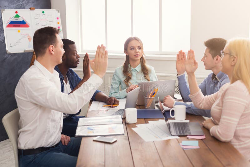 Zakelijke bijeenkomst. Jong team in een modern kantoor royalty-vrije stock afbeeldingen
