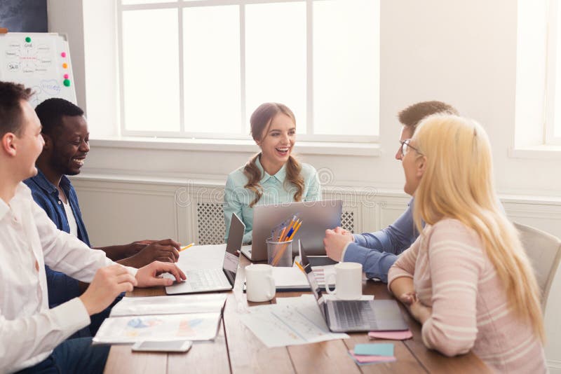 Commerciële vergadering Jong team in modern bureau stock afbeeldingen
