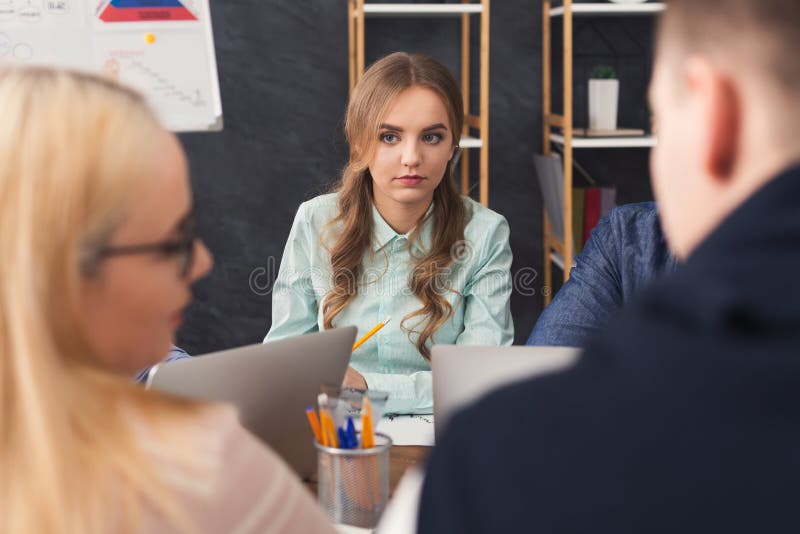 Commerciële vergadering Jong team in modern bureau royalty-vrije stock foto's