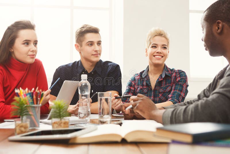 Commerciële vergadering Jong team in modern bureau royalty-vrije stock afbeelding