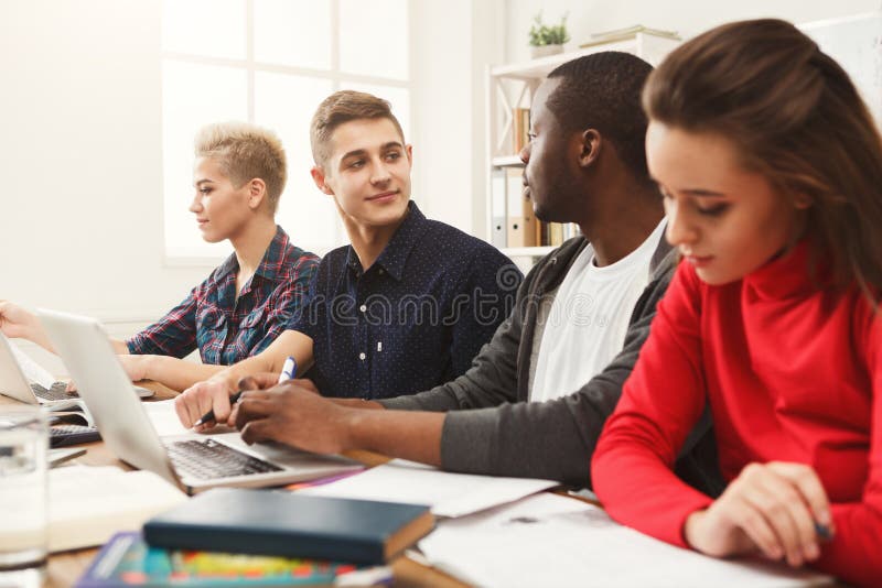 Commerciële vergadering Jong team in modern bureau royalty-vrije stock afbeeldingen