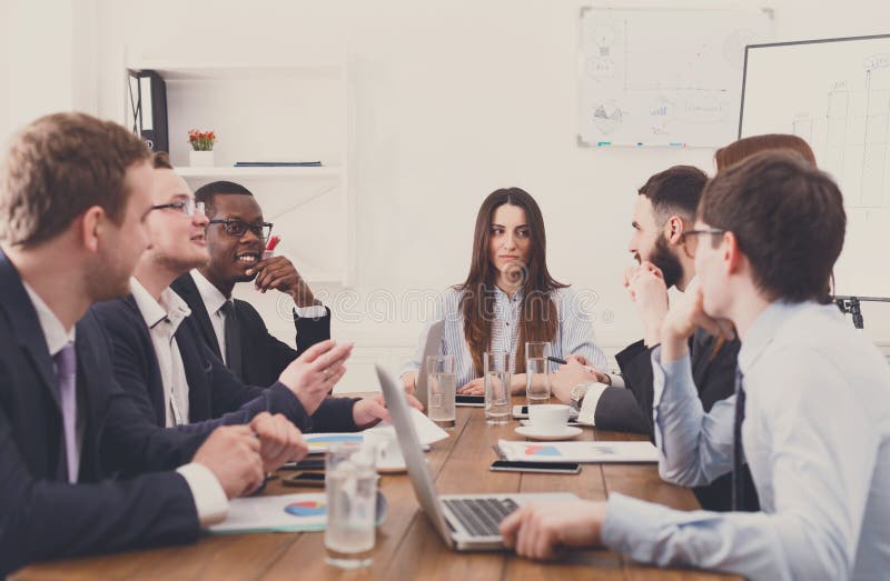 Zakelijke bijeenkomst. Jong team in een modern kantoor stock foto