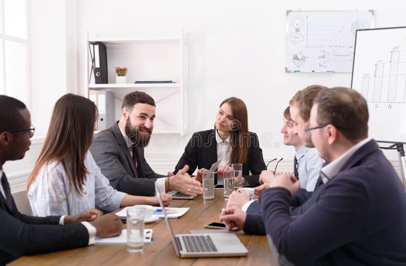 Commerciële vergadering Jong team in modern bureau stock fotografie