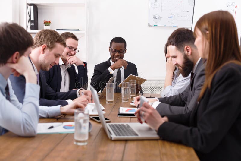 Commerciële vergadering Jong team in modern bureau royalty-vrije stock fotografie