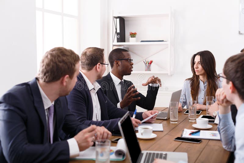 Commerciële vergadering Jong team in modern bureau royalty-vrije stock afbeeldingen