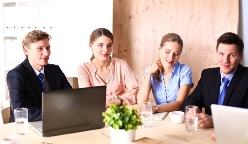 Commerciële vergadering - manager die het werk bespreken met zijn collega's stock fotografie Commerciële vergadering - manager die het werk bespreken met zijn collega's stock fotografie