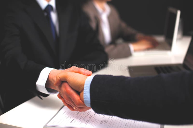 Commerciële vergadering op kantoor Handdruk in bureau royalty-vrije stock afbeelding Commerciële vergadering op kantoor Handdruk in bureau royalty-vrije stock afbeelding