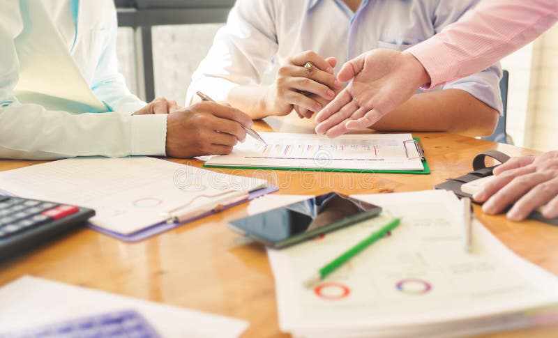 Commerciële vergaderingen met overheid en privé leners met mede stock afbeelding Commerciële vergaderingen met overheid en privé leners met mede stock afbeelding