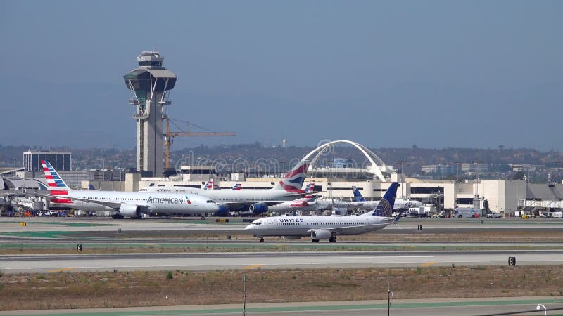 CommerciÃ«le vliegtuigen taxiÃ«n op internationale luchthaven Los Angeles