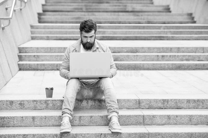 Communication de l'homme freelancer dehors sur les escaliers. freelancer man a la communication photographie stock libre de droits