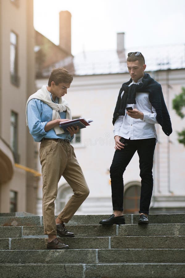 Communication moderne de la jeunesse Style de rue photo stock Communication moderne de la jeunesse Style de rue photo stock