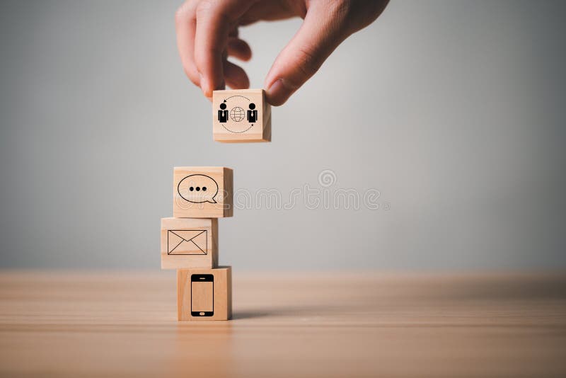 Communication via des sites web par e-mail et par téléphone pour contacter l'entreprise et discuter avec les clients par hotline images libres de droits