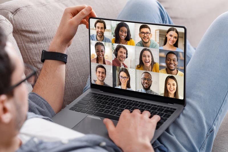 Communication à distance. homme ayant une vidéoconférence sur ordinateur portable avec groupe de personnes photos libres de droits