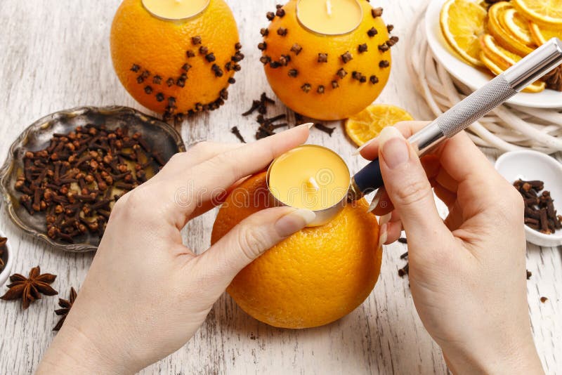 Como fazer a bola alaranjada do pomander com vela - curso imagens de stock Como fazer a bola alaranjada do pomander com vela - curso imagens de stock
