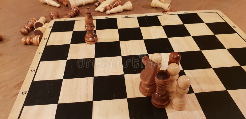 Como Jogar a Xadrez De Madeira Do Jogo De Mesa Improvisação E ângulos  Diferentes De Grupos De Xadrez, De Partes E De Tabuleiro De Foto de Stock -  Imagem de preto, potência