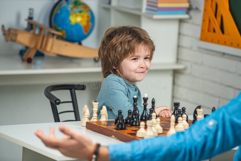 Jogar Xadrez Infantil. Xadrez Para Crianças Inteligentes. Criança Gênio  Aluno Inteligente Jogando Jogo De Tabuleiro Lógico. Rapaz Imagem de Stock -  Imagem de gênio, passatempo: 273189041