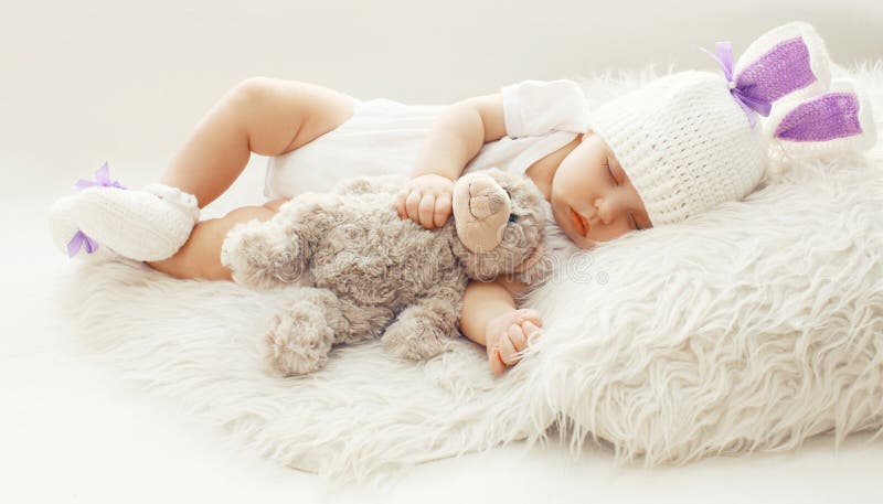 ¡Comodidad del bebé! Niño dulce en casa que duerme con el oso de peluche foto de archivo libre de regalías ¡Comodidad del bebé! Niño dulce en casa que duerme con el oso de peluche foto de archivo libre de regalías