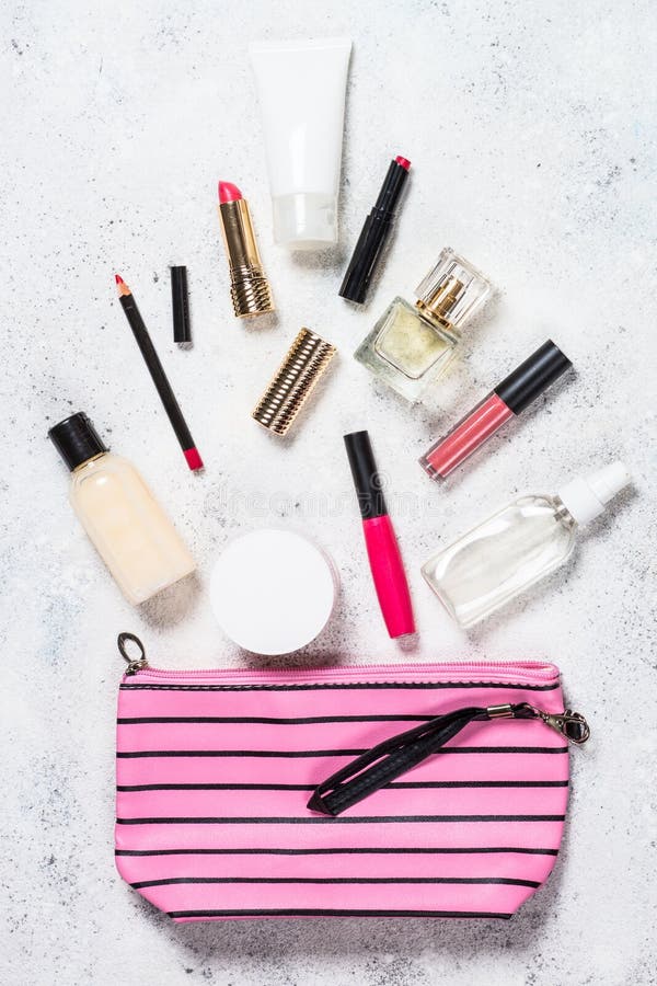 Comp?e o saco com os produtos de beleza cosm?ticos imagem de stock Comp?e o saco com os produtos de beleza cosm?ticos imagem de stock