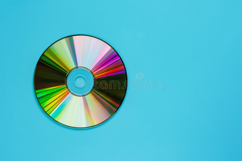 Compact disc ( CD) su fondo blu fotografie stock libere da diritti Compact disc ( CD) su fondo blu fotografie stock libere da diritti