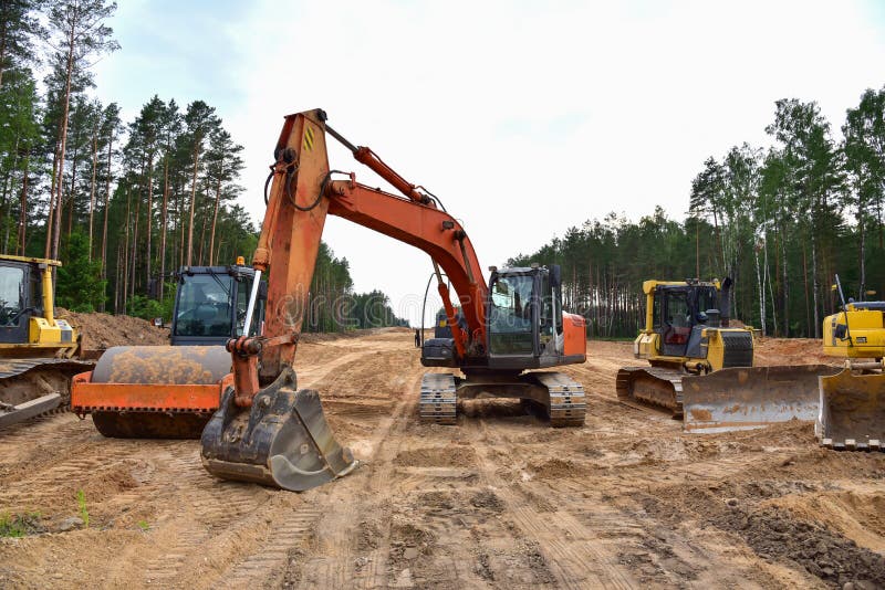 Compactor бульдозера, экскаватора и почвы на дорожной работе Тяжелые земл-двигая строительная техника и оборудование в ходе земли стоковая фотография