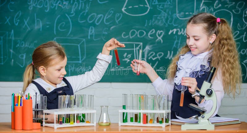 Compagni di corso della scuola Bambini occupati con l'esperimento Reazione di osservazione e di analisi chimica Provette con immagine stock libera da diritti Compagni di corso della scuola Bambini occupati con l'esperimento Reazione di osservazione e di analisi chimica Provette con immagine stock libera da diritti