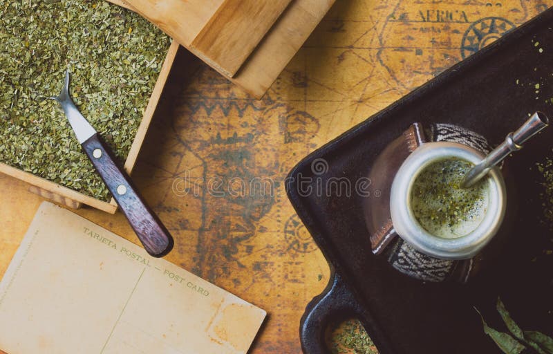 Compagnon d'herbe de Yerba sur la carte antique Vue supérieure Fond de cru image libre de droits Compagnon d'herbe de Yerba sur la carte antique Vue supérieure Fond de cru image libre de droits
