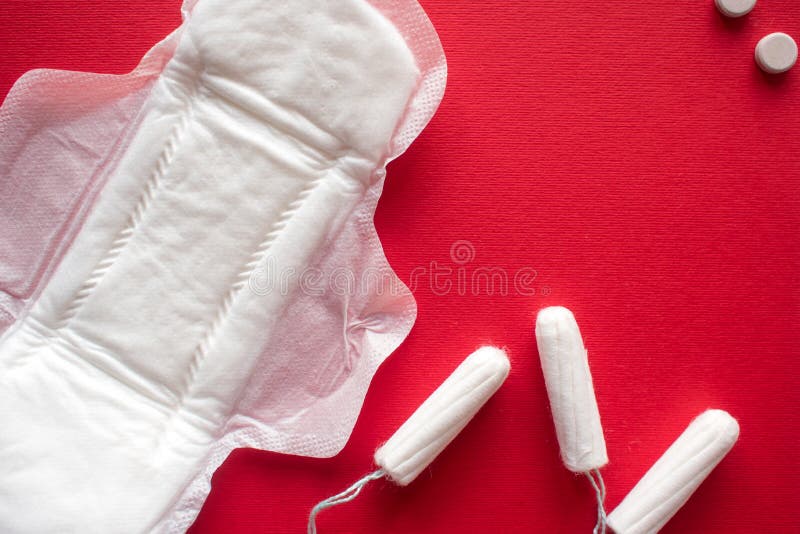 Comparaison des protections sanitaires et du tampon sanitaire pour des femmes Produits de soin personnel pendant les r?gles photographie stock libre de droits Comparaison des protections sanitaires et du tampon sanitaire pour des femmes Produits de soin personnel pendant les r?gles photographie stock libre de droits