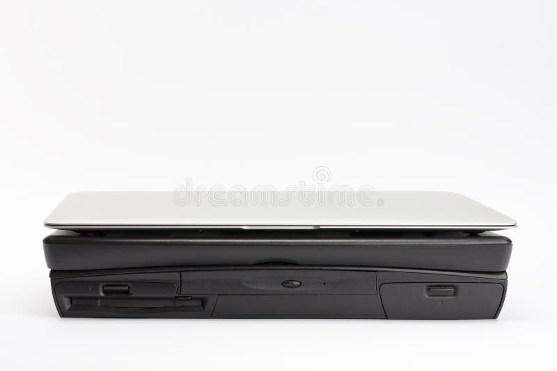 Comparer des ordinateurs portables, le nouvel ordinateur portable, le présent et le pas modernes et vieux image stock Comparer des ordinateurs portables, le nouvel ordinateur portable, le présent et le pas modernes et vieux image stock