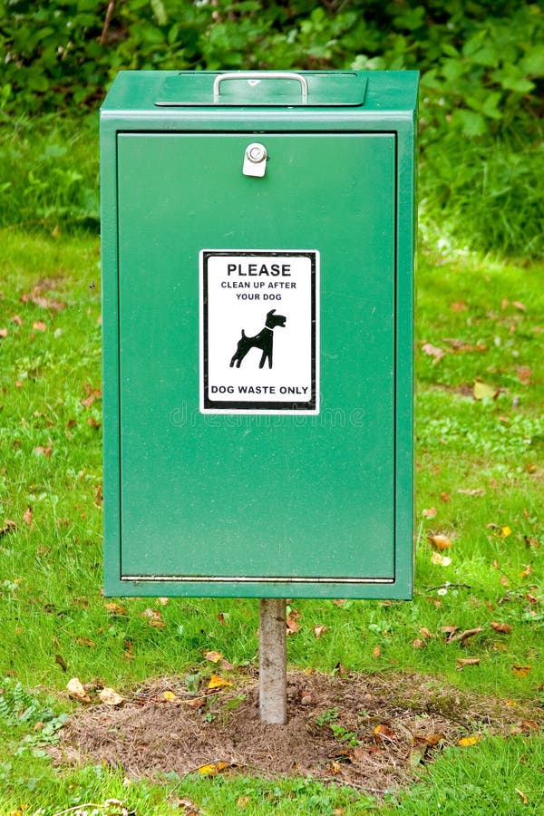 Eliminación De Bolsas De Caca De Perro En Un Contenedor Verde Foto de  archivo - Imagen de compartimiento, parcial: 199141222