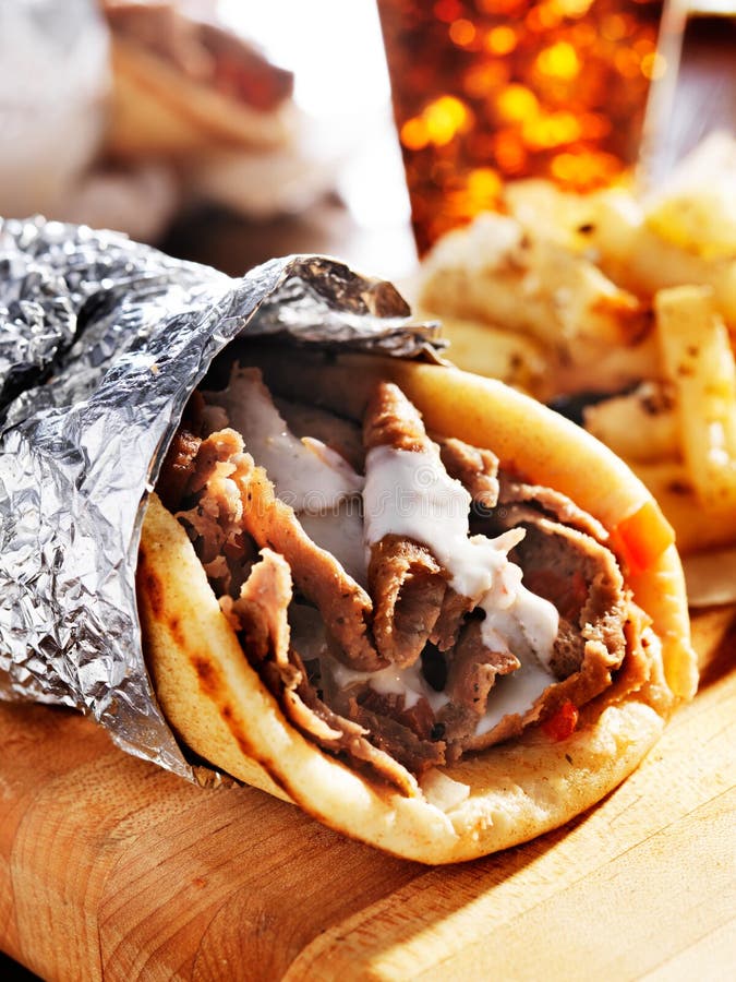 Compas gyroscopique avec de la sauce à tzatziki photographie stock Compas gyroscopique avec de la sauce à tzatziki photographie stock